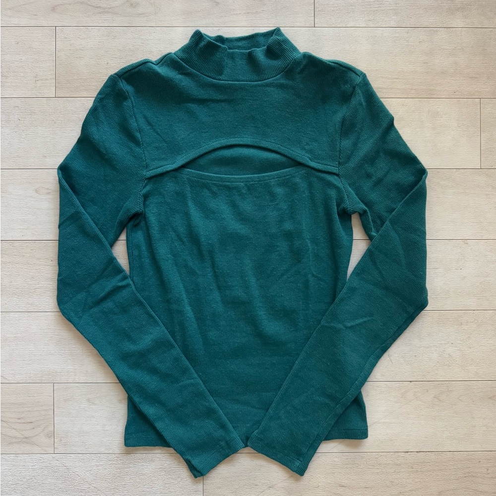 Gap green ribbed long sleeve mock neck top with chest cutout